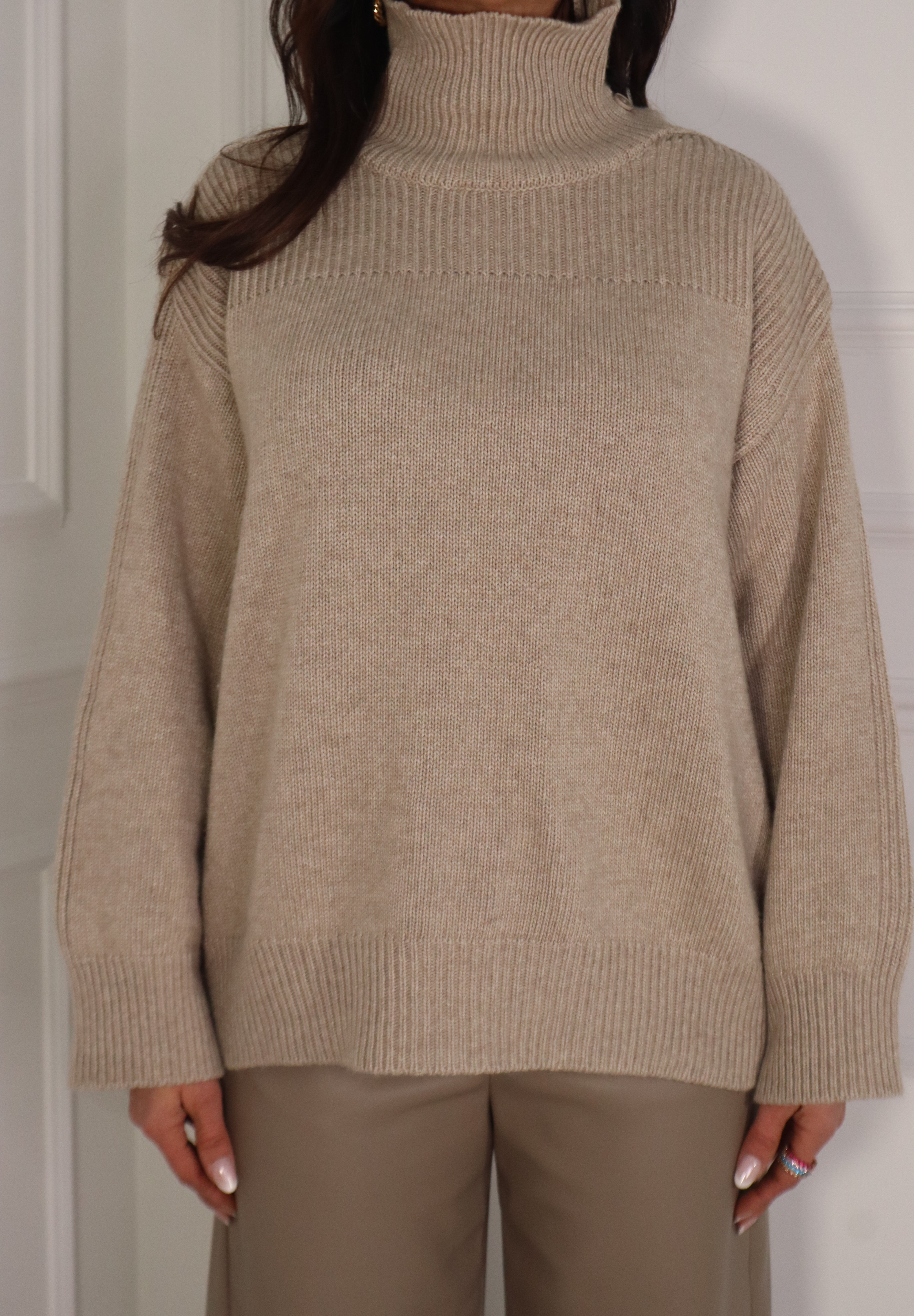 Pull con bottone gioiello