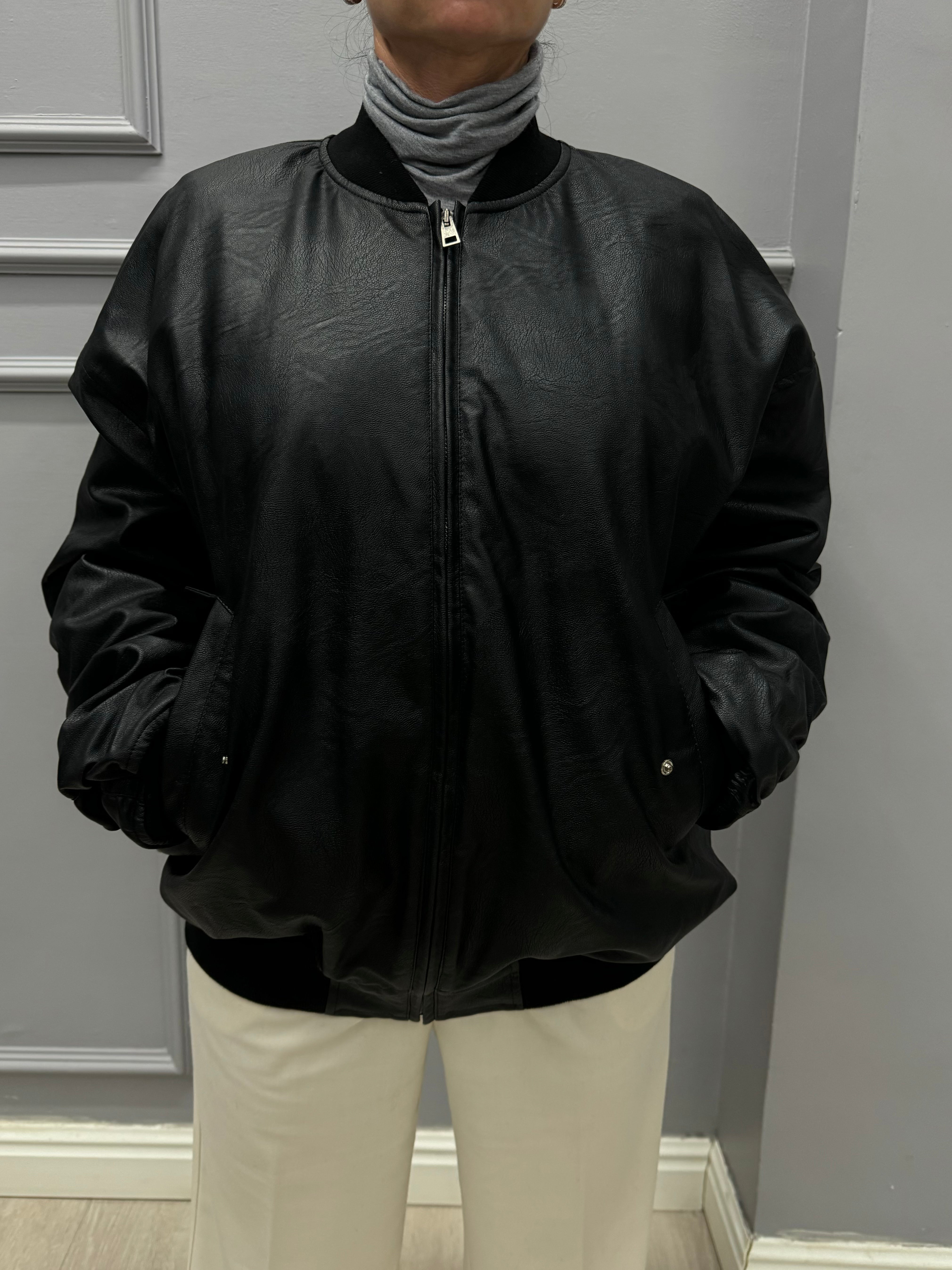 BOMBER IN LEATHER