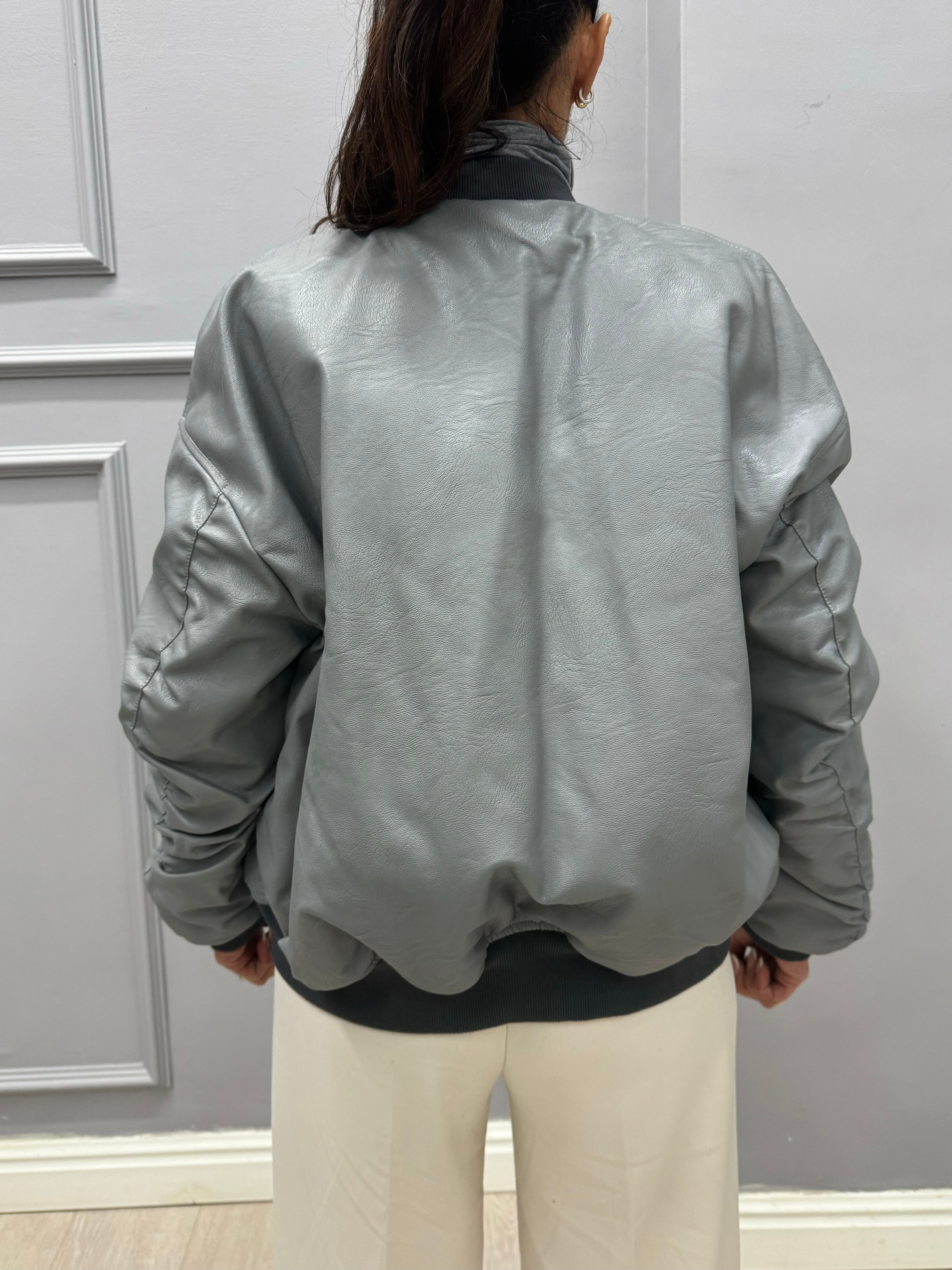 BOMBER IN LEATHER