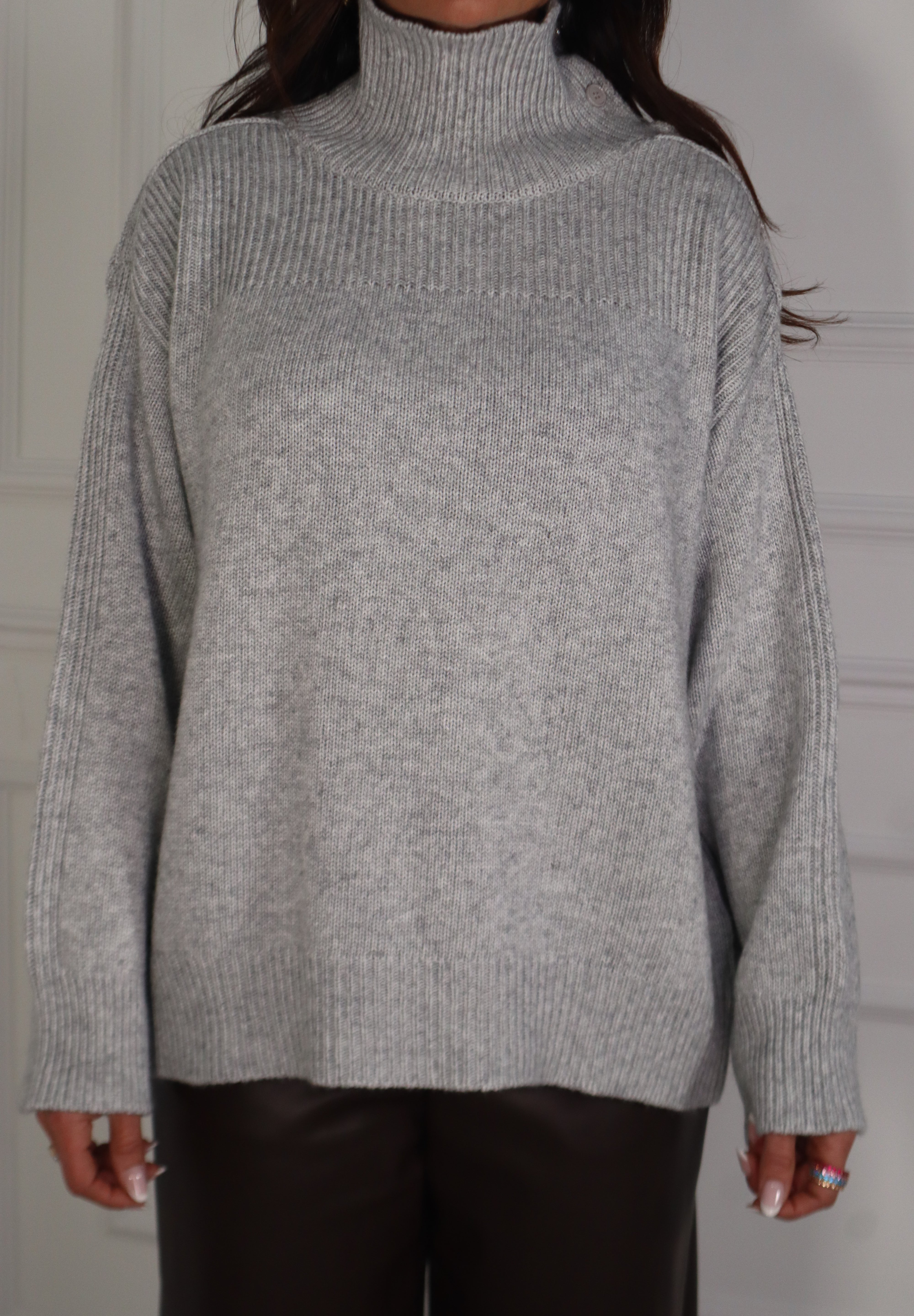 Pull con bottone gioiello