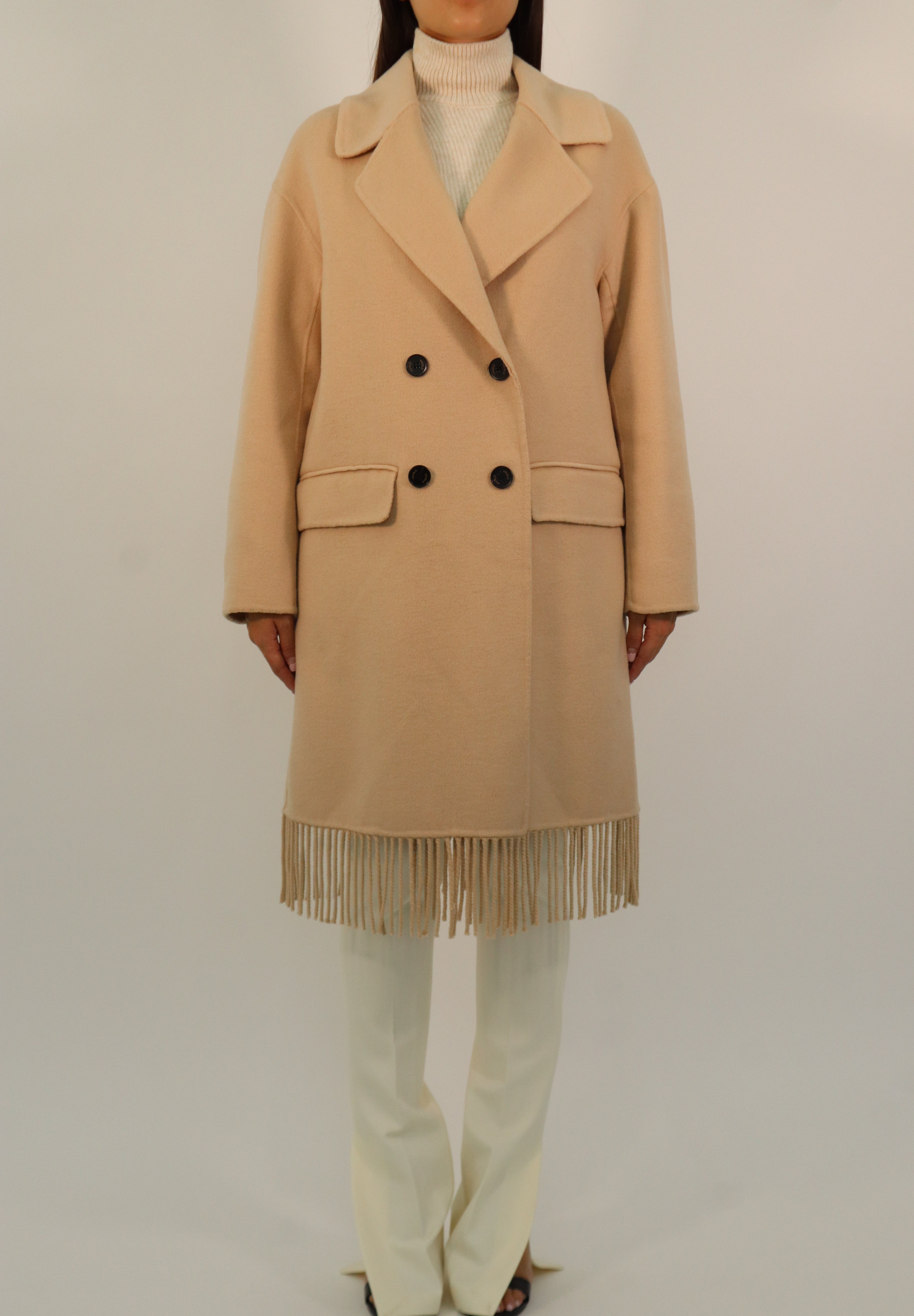 COAT WITH FRINGES ON THE SHORT BOTTOM