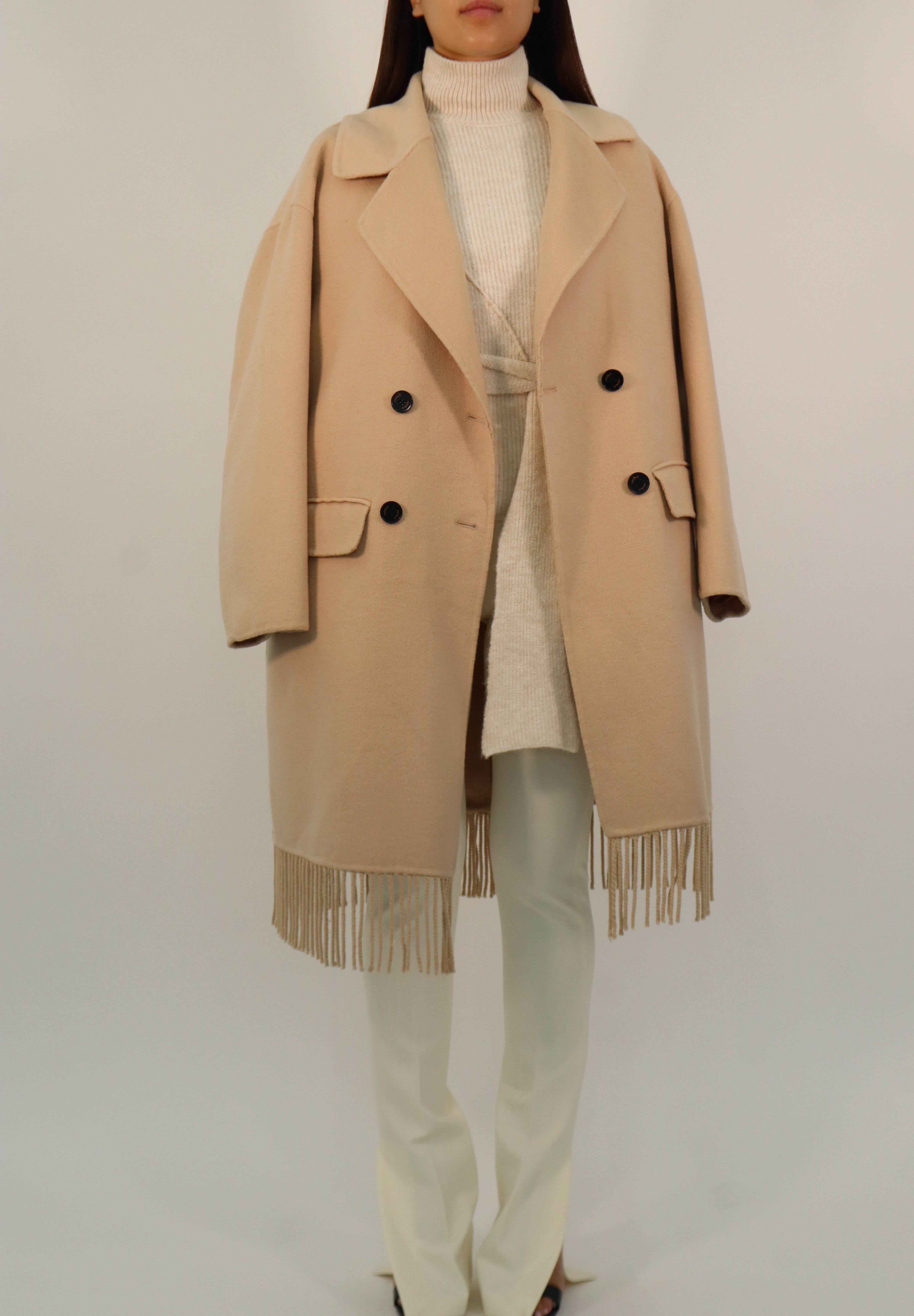 COAT WITH FRINGES ON THE SHORT BOTTOM