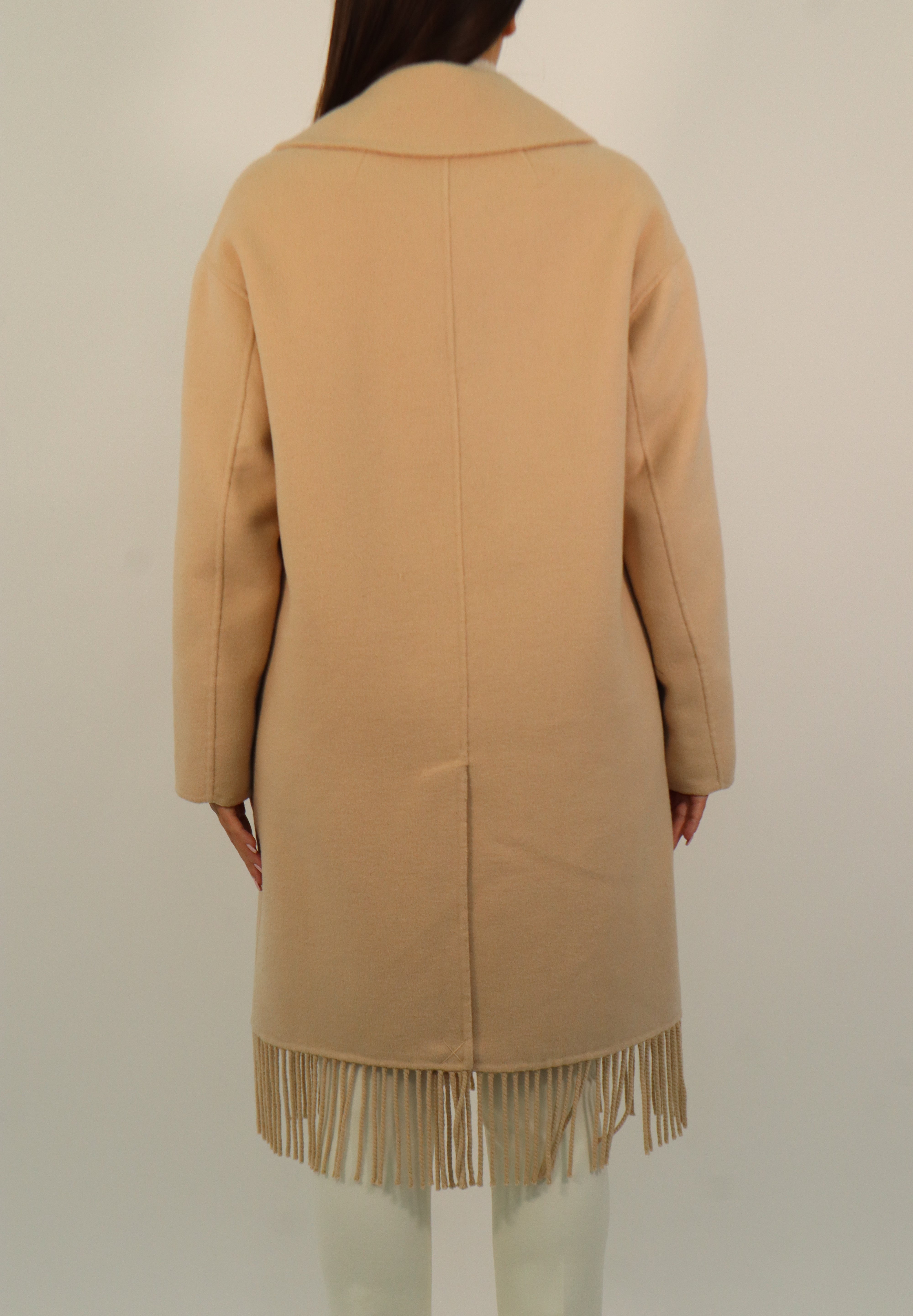 COAT WITH FRINGES ON THE SHORT BOTTOM