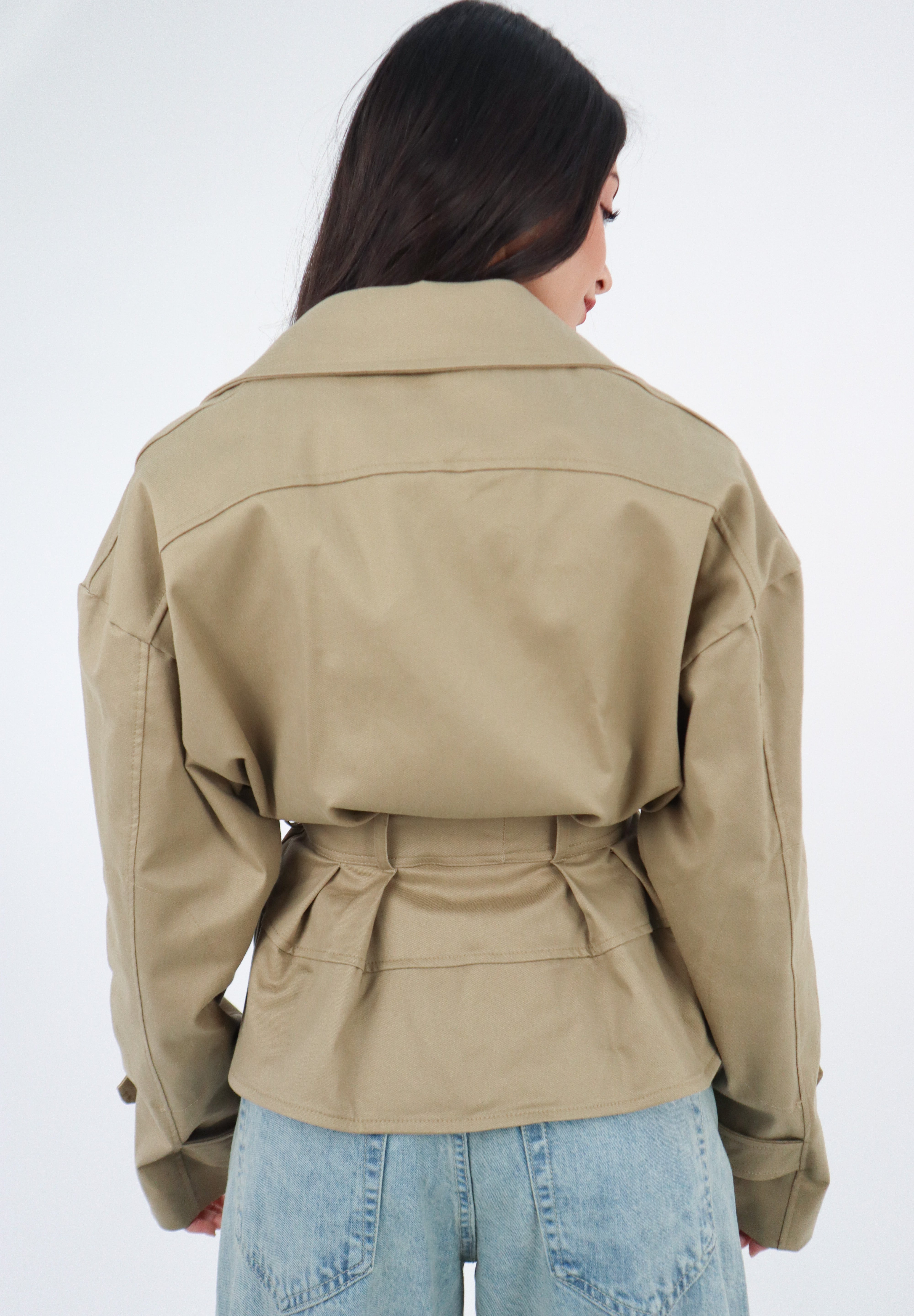 TRENCH CORTO