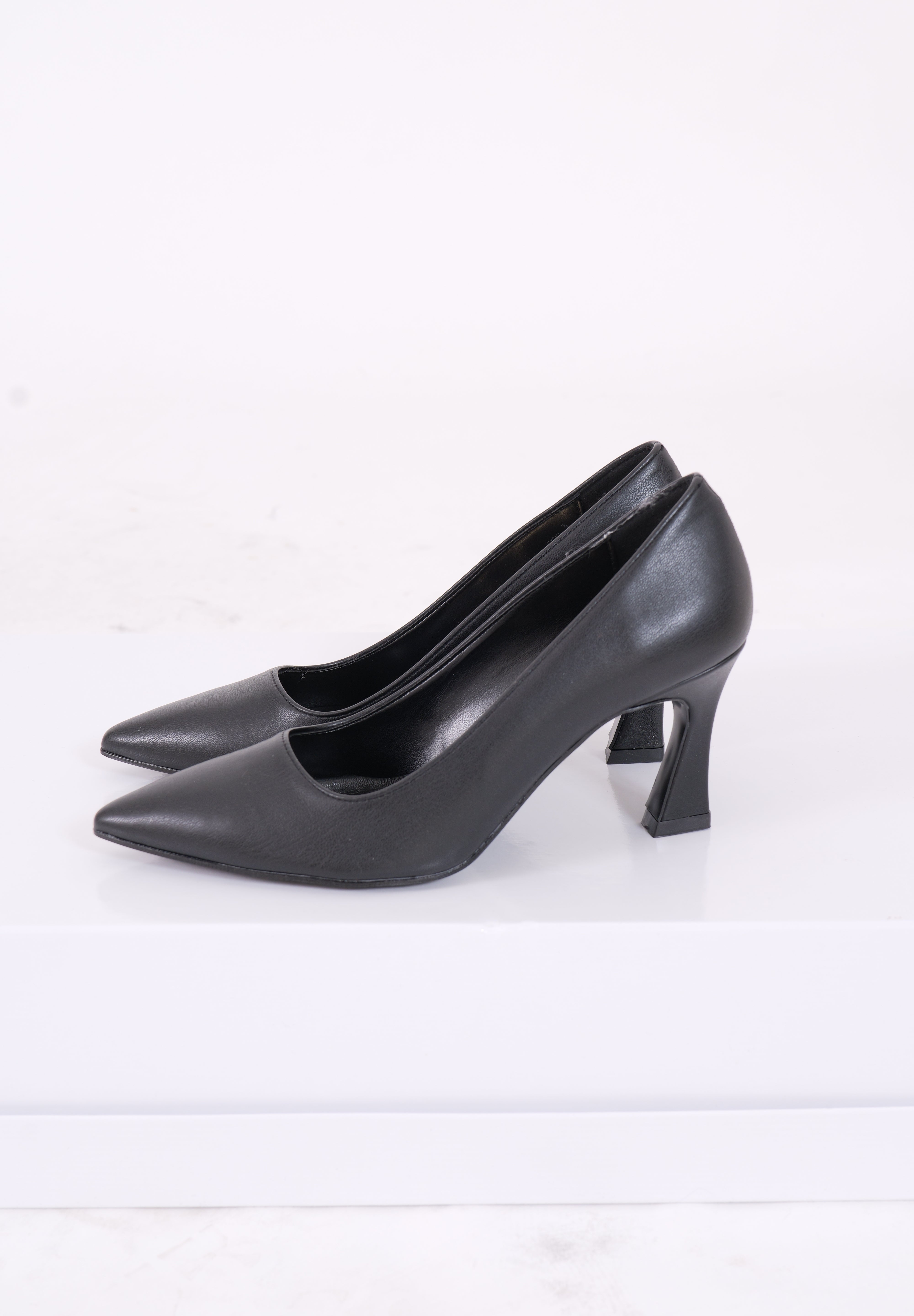 DÉCOLLETÉ NERO IN PELLE