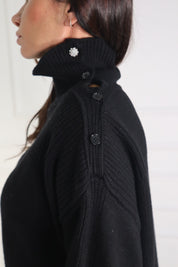 Pull con bottone gioiello