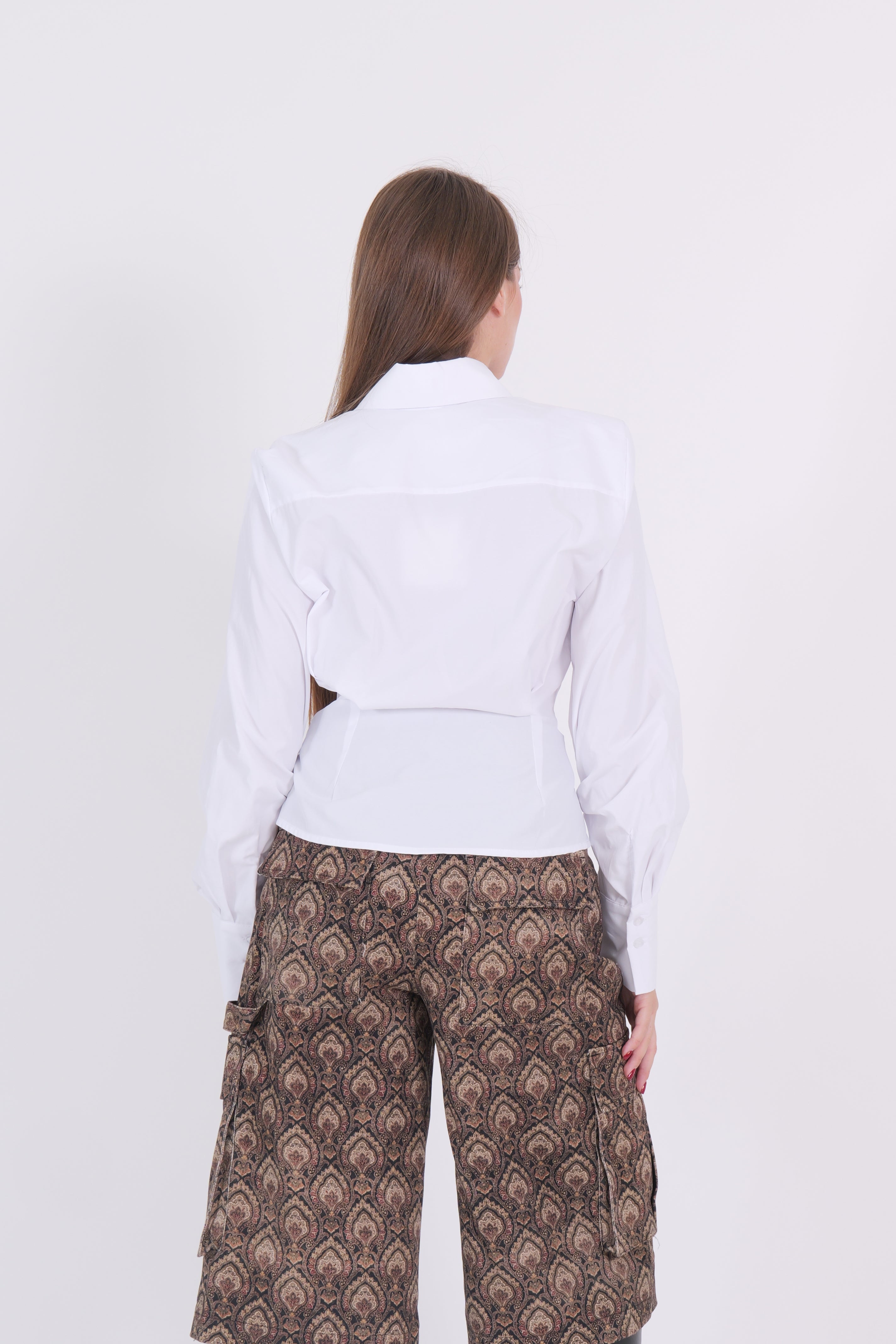 CAMICIA BIANCA TENSIONE
